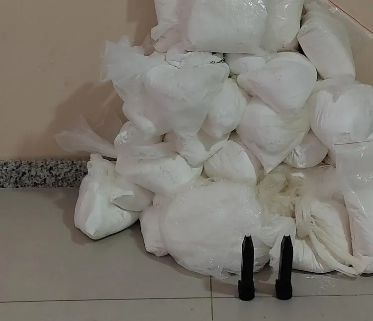 As drogas estavam dentro de um tonel, próximo a um imóvel localizado no distrito de Teixeira | Foto: Divulgação | SSP-BA
