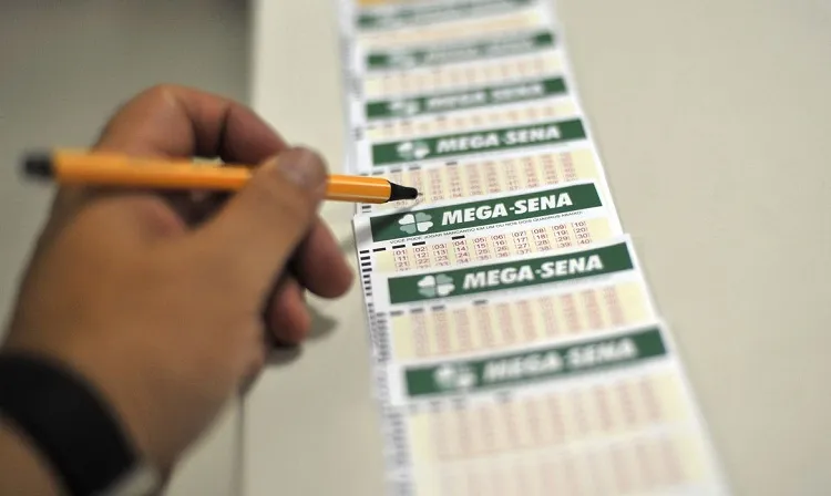 As apostas podem ser feitas até as 19h (horário de Brasília), em qualquer lotérica do país ou pela internet | Foto: Marcelo Casal Jr | Agência Brasil