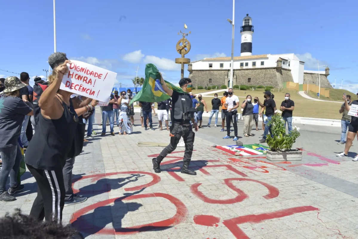 Em protesto, comerciante Carlos Bastos se vestiu de policial e pintou corpo de verde e amarelo | Foto: Shirley Stolze | Ag. A TARDE