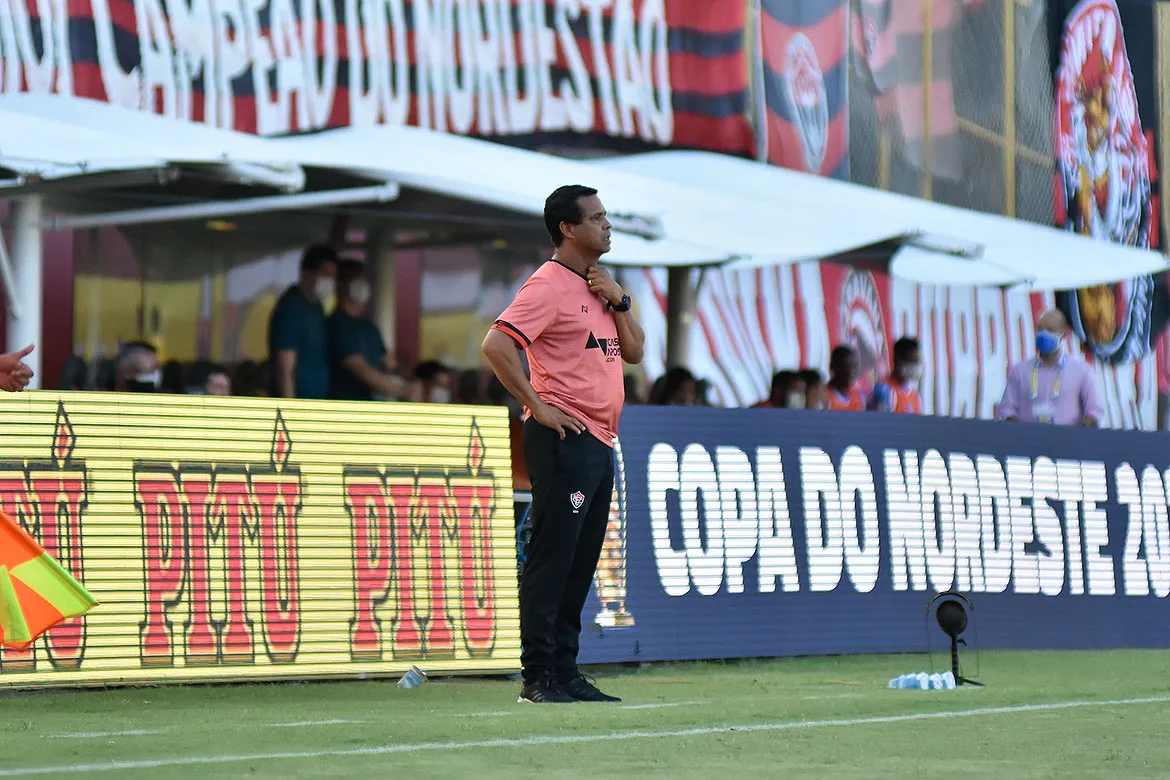 Rodrigo sabe que há um longo caminho a ser percorrido até encaixar o time que deseja | Foto: Pietro Carpi | ECVitória