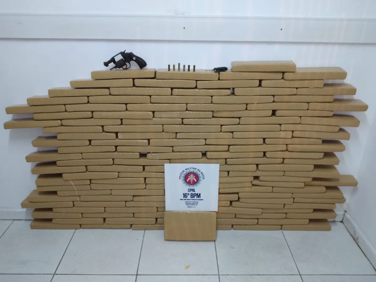 Dentro do automóvel os policiais localizaram 130 tabletes de maconha prensada pesando 150 quilos | Foto: Divulgação | SSP