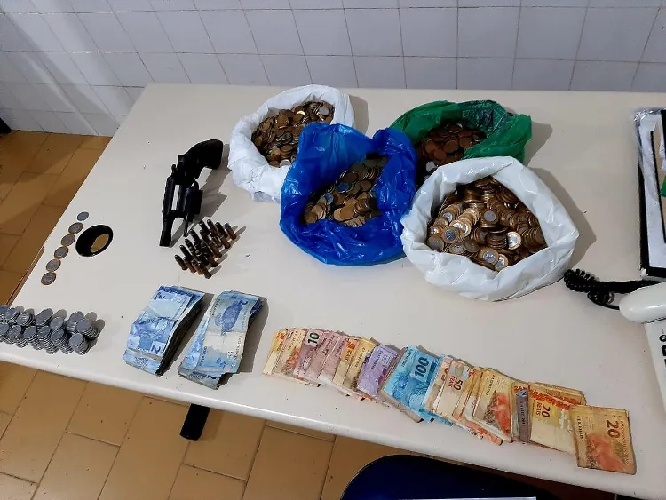 Uma pistola calibre 38 foi encontrada embaixo de um colchão | Foto: Divulgação | SSP