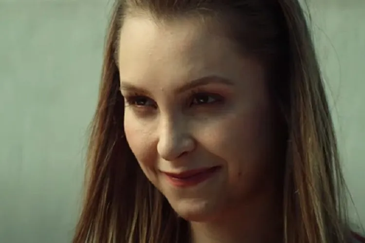 Atriz Carla Diaz vive o papel de Suzane von Richthofen no filme A Menina que Matou os Pais | Foto: Reprodução