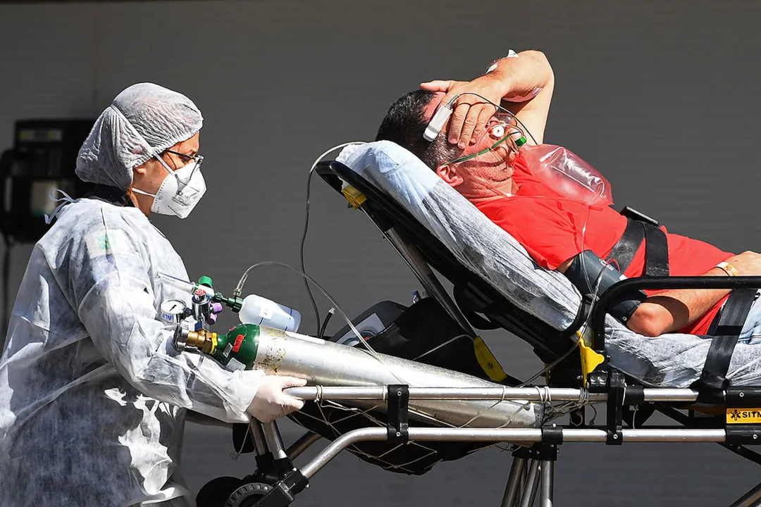 O sofrimento dos acometidos por sintomas de Covid-19, à espera de um leito, soma-se à epidemia de autoritarismo | Foto: Evaristo Sa | AFP