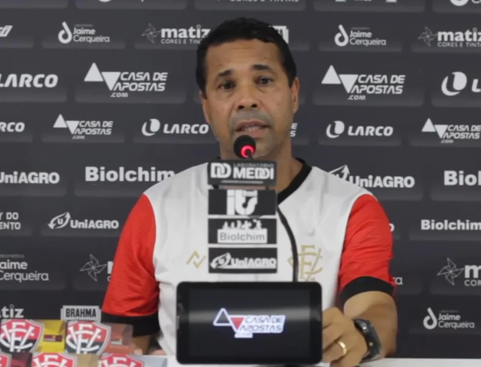 Rodrigo revelou preocupação com lesão de Gabriel Santiago e disse existir possibilidade do Vitória trazer mais um meia | Foto: Reprodução | TV Vitória