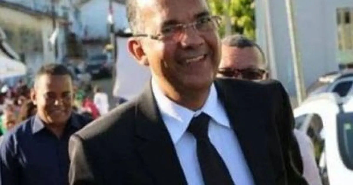 Fernando Brito, no caso, é acusado pelo Ministério Público do Estado (MP-BA) de crime ambiental através de ação predatória ao meio ambiente local.
