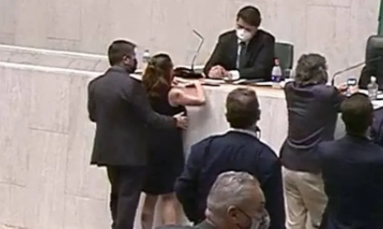 Momento em que a deputada Isa Penna é apalpada pelo deputado Fernando Cury no plenário da Alesp | Foto: Divulgação | Alesp