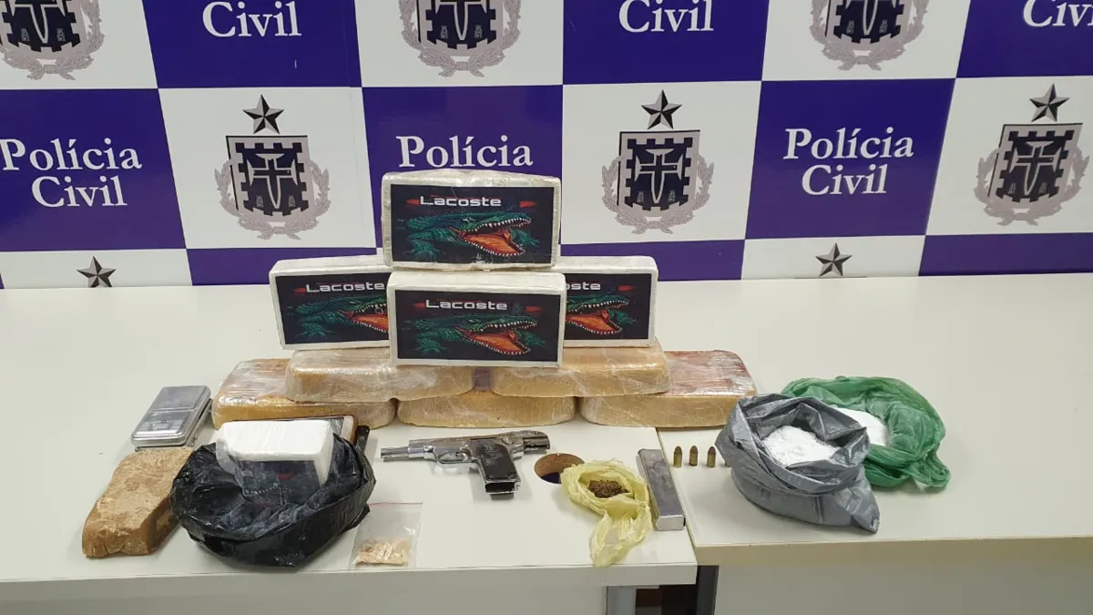 No imóvel onde os suspeitos estavam, foram apreendidas drogas, pistolas e munições | Foto: Divulgação | SSP-BA