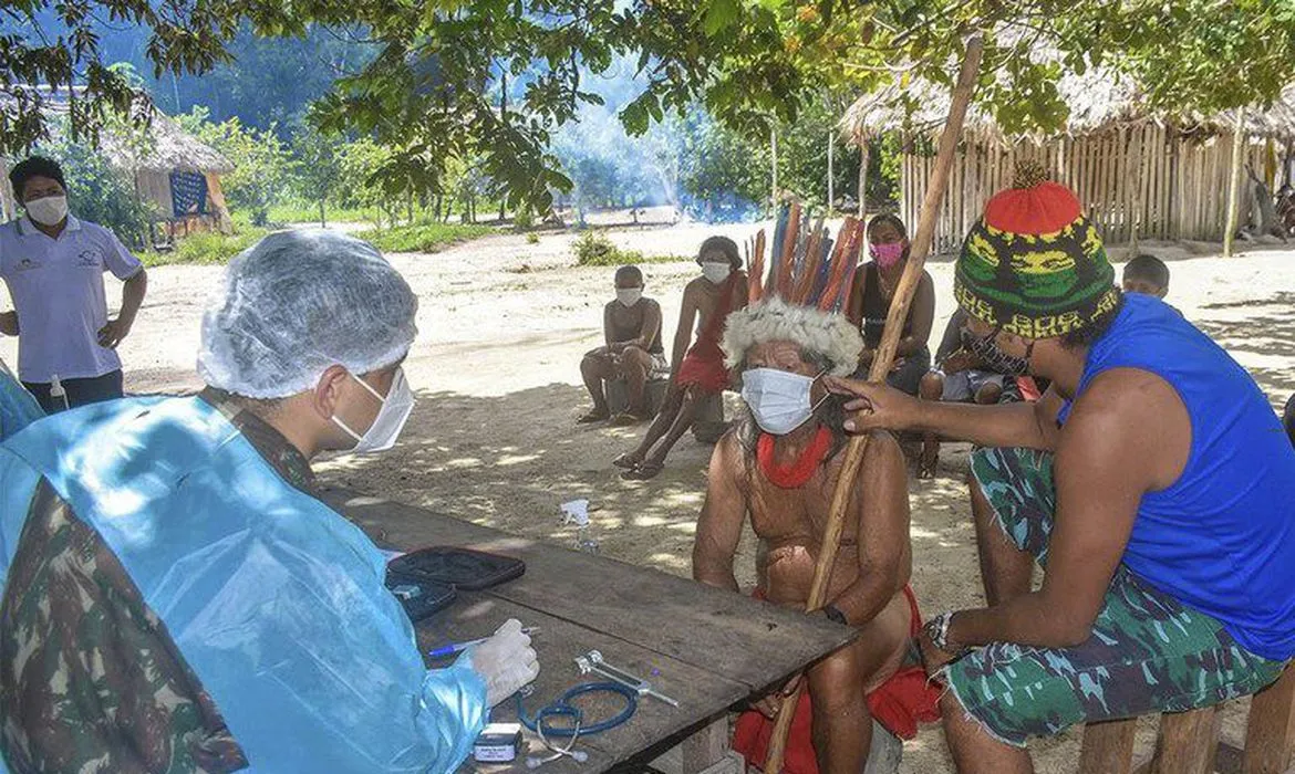 Região amazônica, onde vivem 60% dos indígenas brasileiros, é onde menos chega vacina para essas populações