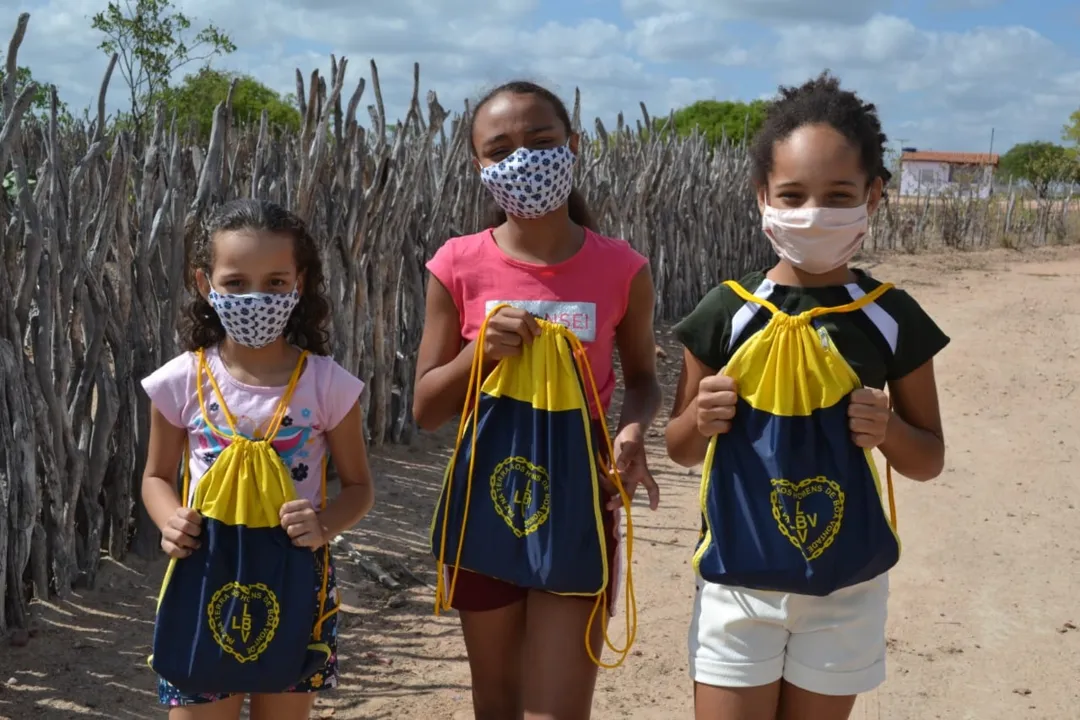Alunos das escolas municipais Aurelino Carneiro dos Santos e Mayana Crespo Pineiro Fernandes, na zona rural, vão receber 300 kits com materiais pedagógicos.