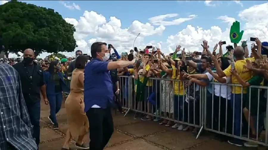 Bolsonaro comemorou ao som de "parabéns para você" dos apoiadores, que se aglomeraram no local | Foto: Reprodução | Facebook