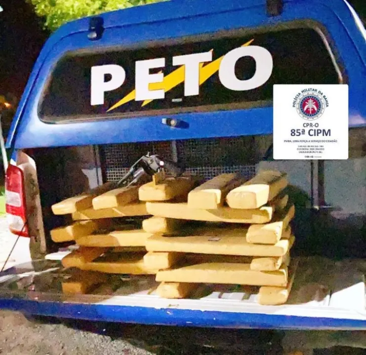 Com o suspeito foram apreendidos 26 tabletes de maconha, uma balança, um revólver calibre 38 e munições | Foto: Divulgação | SSP-BA