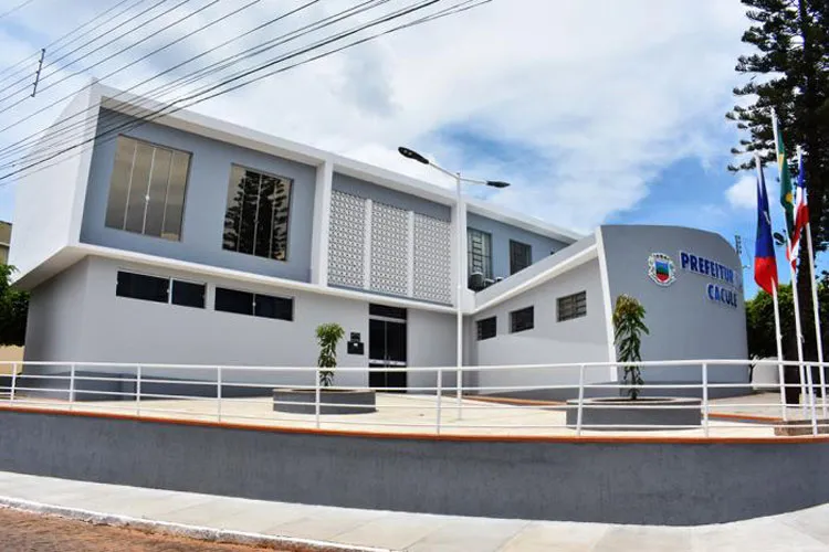 O comércio local estava funcionando sob determinação do prefeito Pedro Dias, contrariando os decretos do Governo da Bahia.