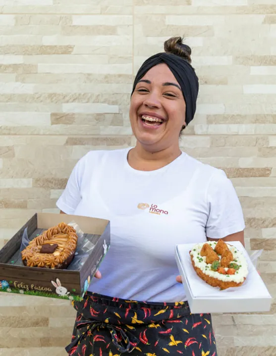 A gastrônoma Natália do Monte e o seu “coxovo”, ovo feito com massa de coxinha | Foto: Gabrielle Guido | Agência Mural