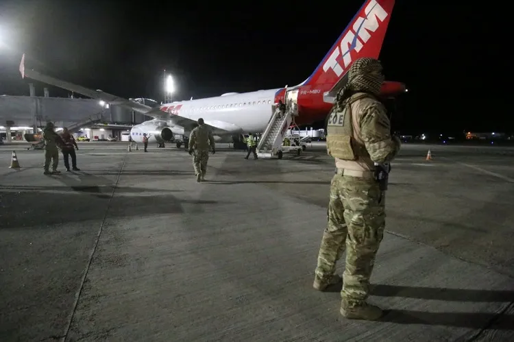O traficante baiano conhecido como Vado Gordo chegou a Salvador na madrugada desta quarta-feira, 17, em um voo comercial da Latam| Foto: Alberto Maraux | SSP-BA