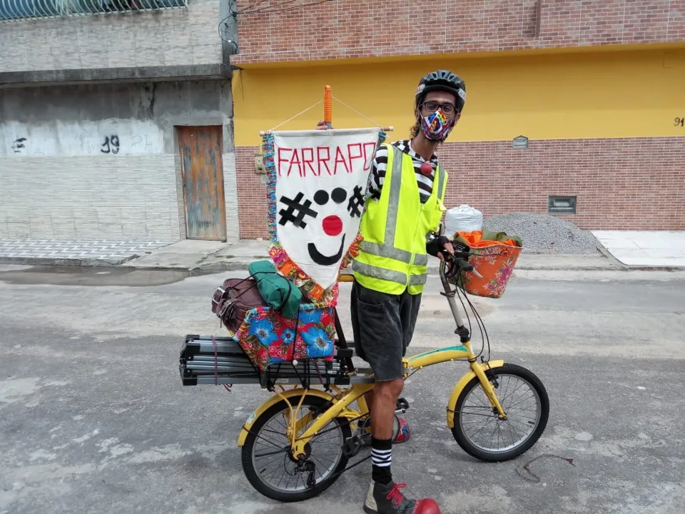 Farrapo O Palhaciclista é um espetáculo solo de palhaçaria construído a partir de improvisações e pesquisa cênica, unindo a arte do palhaço e a bicicleta