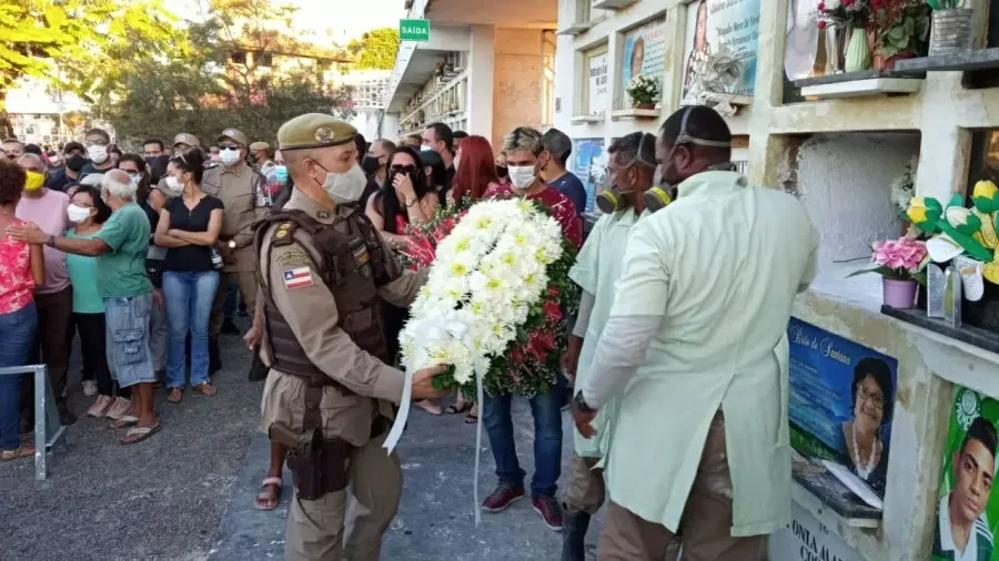 PMs participam do enterro do soldado Wesley Soares Góes, morto pelo Bope após sofrer um surto psicótico | Foto: Reprodução | Redes sociais