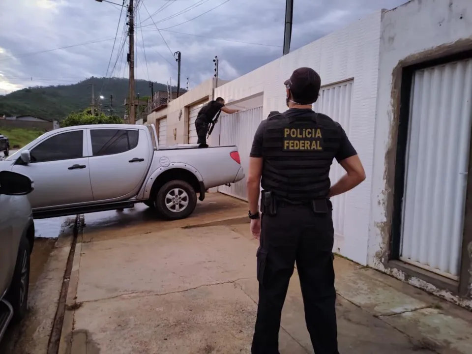 Policiais cumprem mandados de apreensão nos municípios baianos de Barreiras, São Desidério e Salvador,