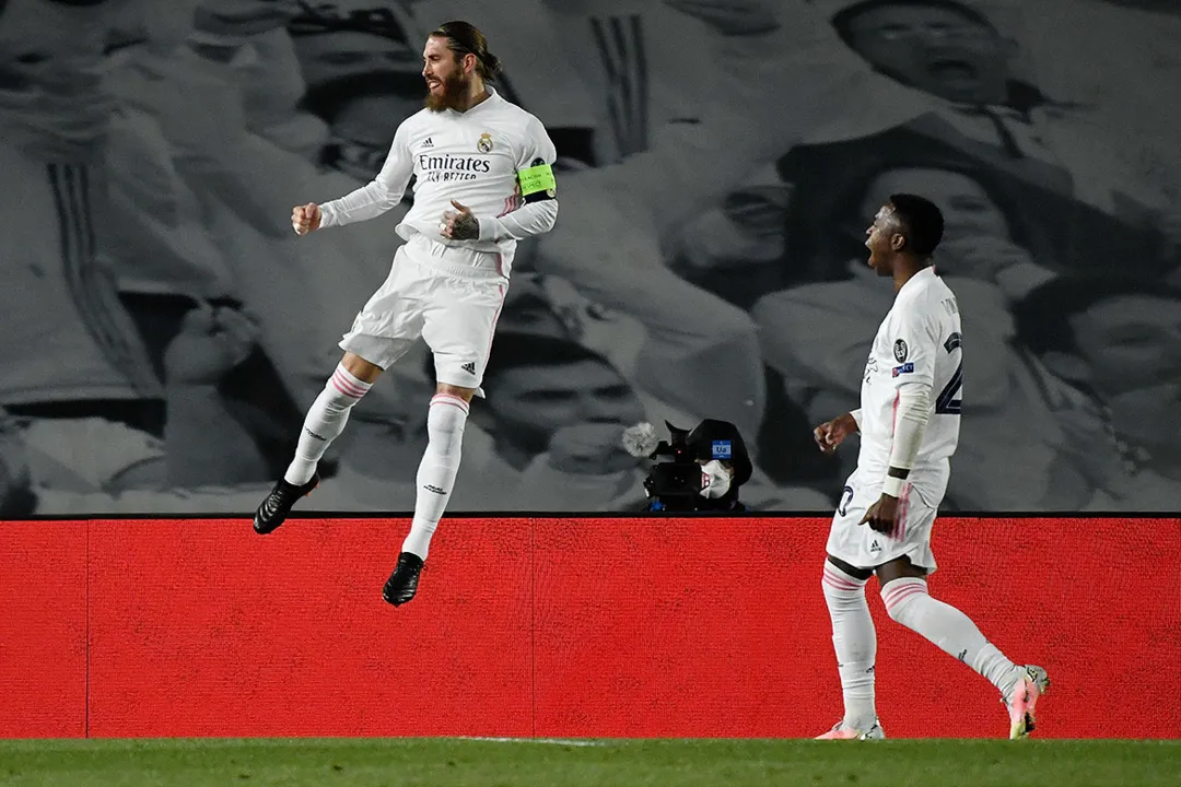 Ao lado de Vinícius Jr., Sergio Ramos comemora comemora após marcar o segundo gol do Real | Foto: Pierre-Philippe Marcou | AFP