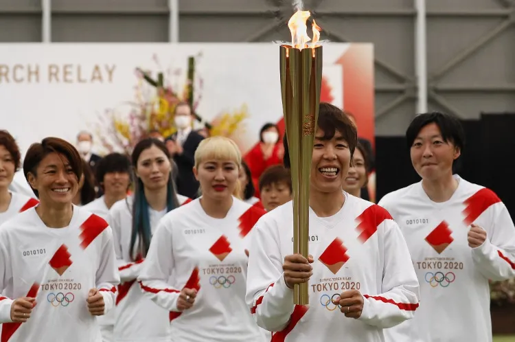Tocha tem formato de flor de cerejeira | Foto: Kim Kyung-Hoon | AFP
