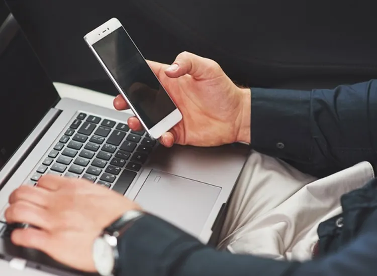 Uso excessivo de tecnologias pode gerar ansiedade em qualquer idade | Foto: Freepik