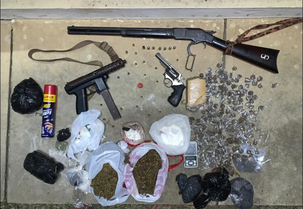 Armas e drogas foram apreendidas nas ações