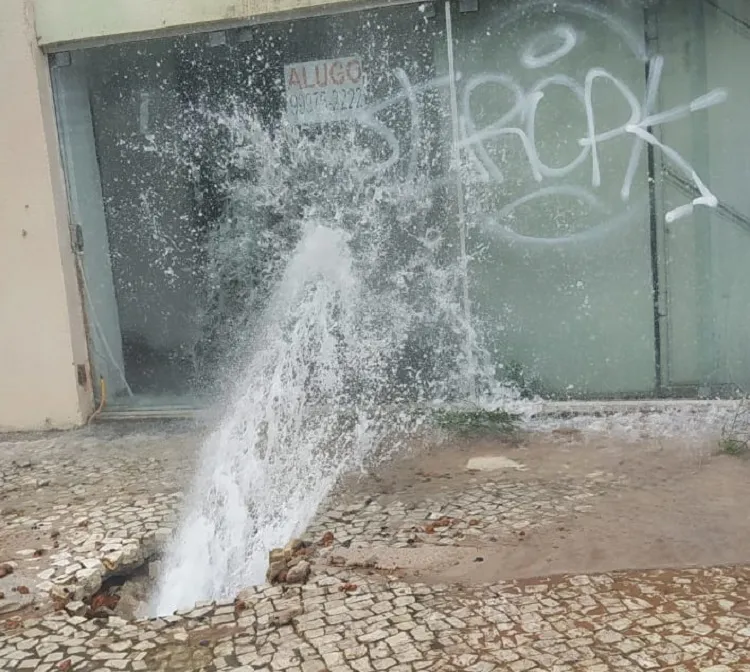 A Embasa informou que vai enviar uma equipe ao local para corrigir o vazamento | Foto: Cidadão Repórter