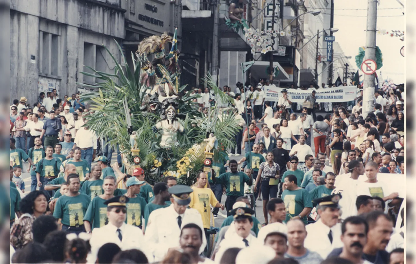 O cortejo dos caboclos na Festa do 2 de Julho mobiliza a cidade. Foto: Gildo Lima | Cedoc A TARDE | Data: 02/07/1998