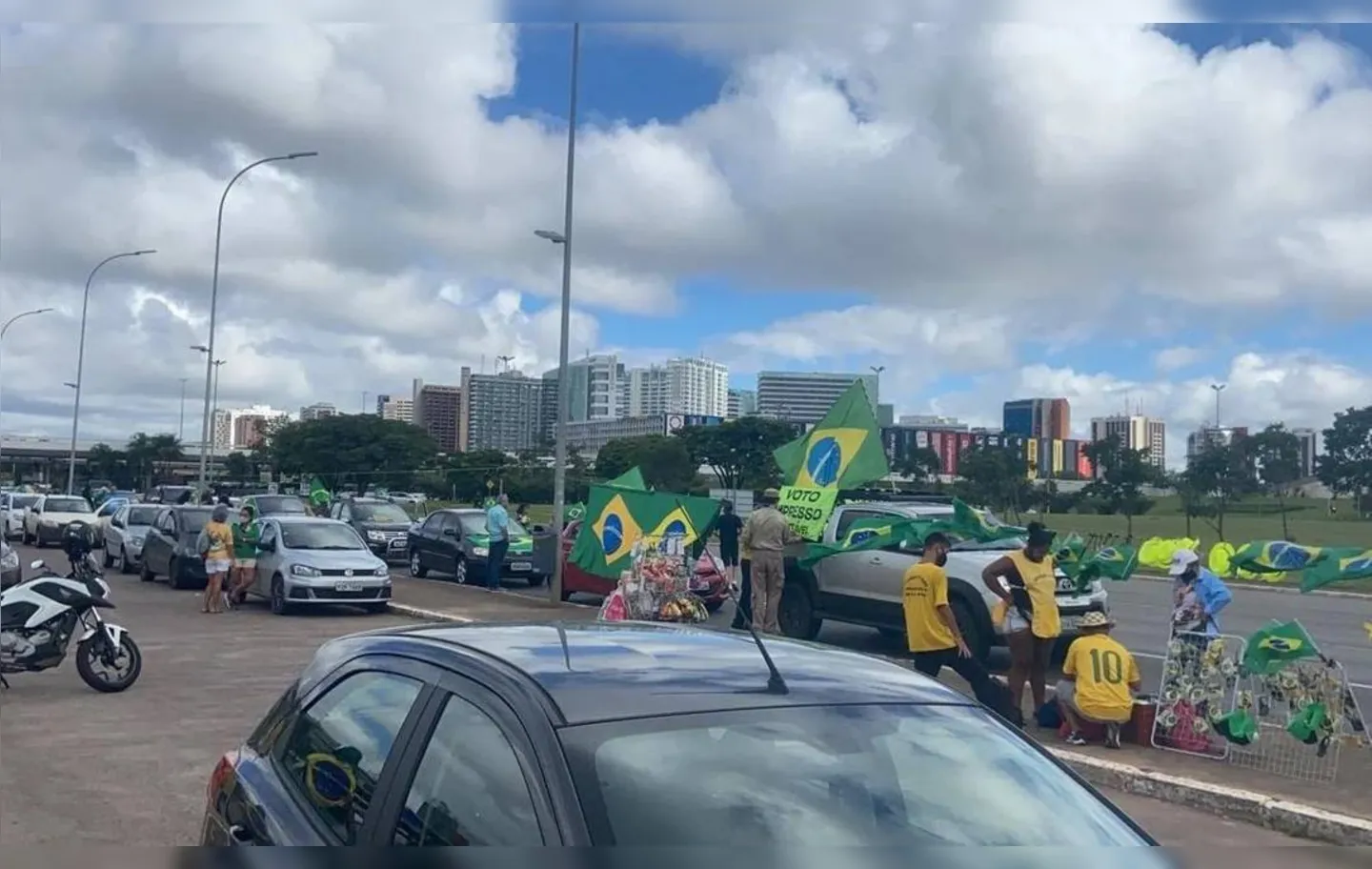 Apoiadores fazem carreata pela Esplanada para desejar feliz aniversário a Bolsonaro I Foto: Reprodução