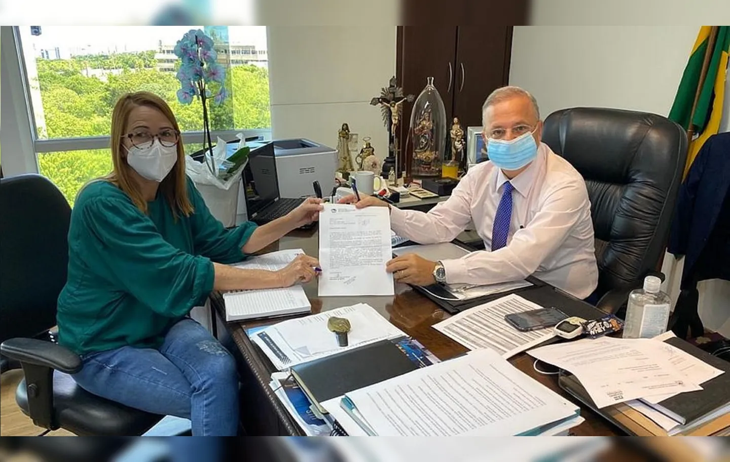 Secretário da Saúde e vice-prefeita de Jacobina assinam contrato para abertura dos novos leitos | Foto: Divulgação | GOVBA