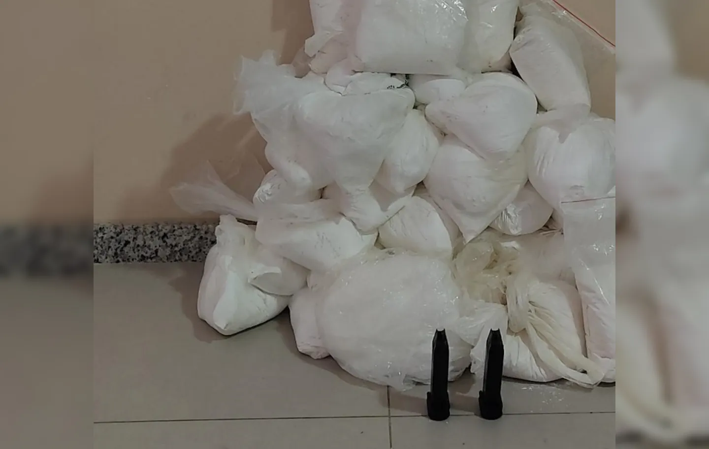 As drogas estavam dentro de um tonel, próximo a um imóvel localizado no distrito de Teixeira | Foto: Divulgação | SSP-BA