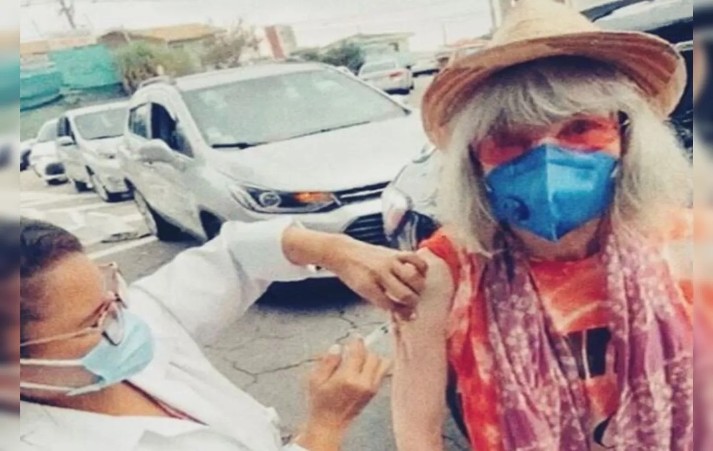 Cantora, de 73 anos, tomou a vacina em um drive-thru | Foto: Reprodução | Instagram