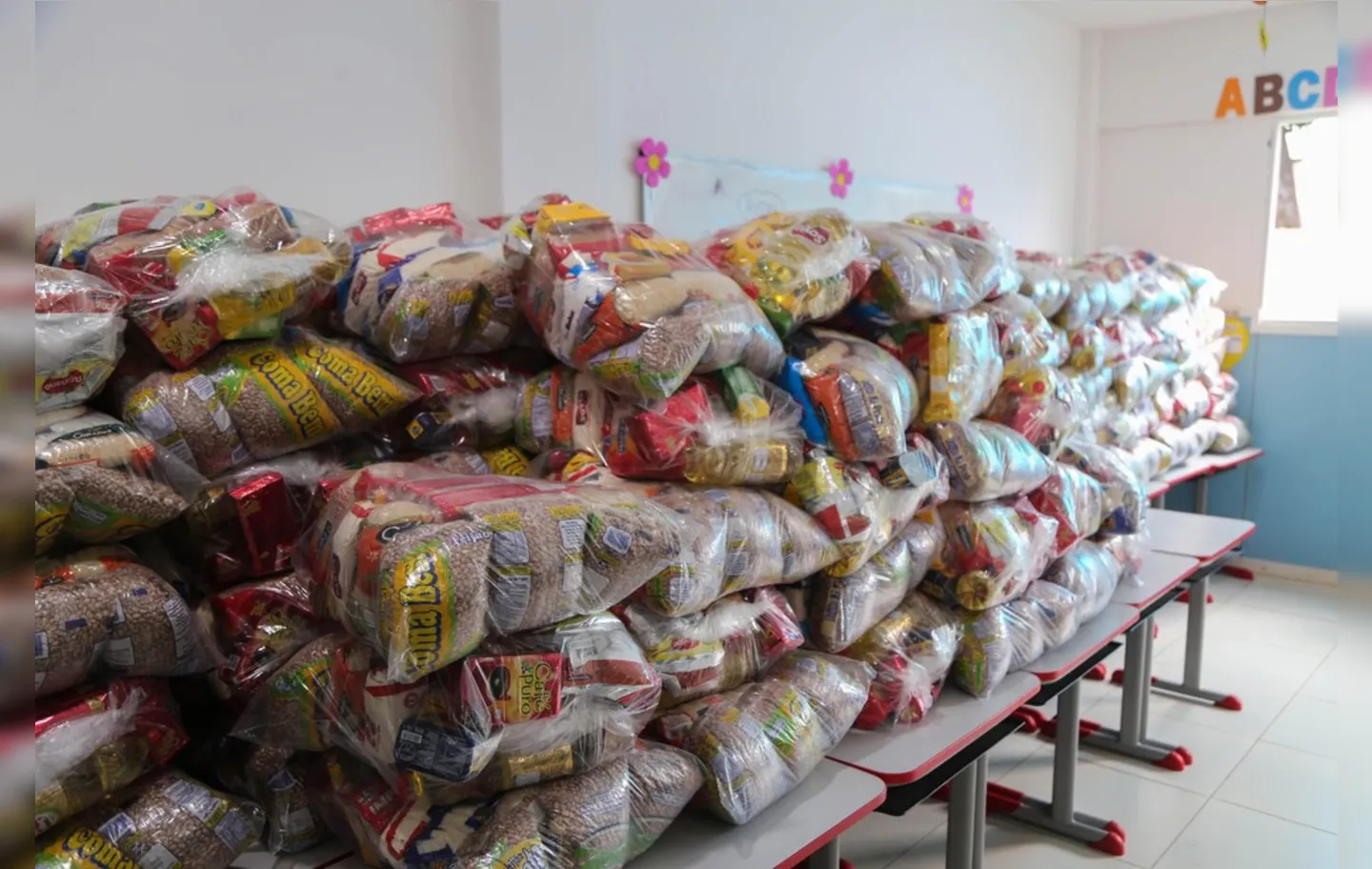 Segundo a Smed, são cerca de 163 mil cestas entregues em cada mês | Foto: Bruno Concha | Secom PMS