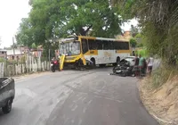 Uma pessoa fica ferida em batida entre carro e ônibus na Estrada Velha de Periperi