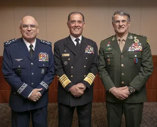 Saída conjunta de comandantes das Forças Armadas gera apreensão no Congresso