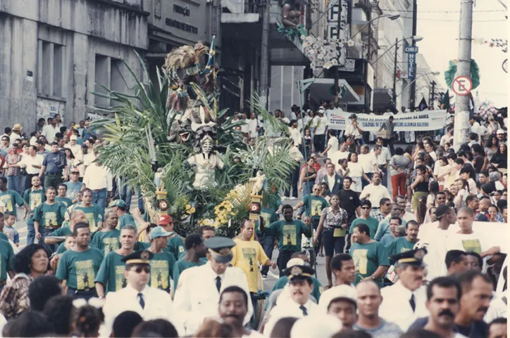 O cortejo dos caboclos na Festa do 2 de Julho mobiliza a cidade. Foto: Gildo Lima | Cedoc A TARDE | Data: 02/07/1998