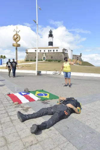 Comerciantes e policiais realizam protesto na Barra contra morte de PM