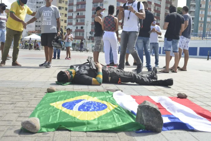 Comerciantes e policiais realizam protesto na Barra contra morte de PM