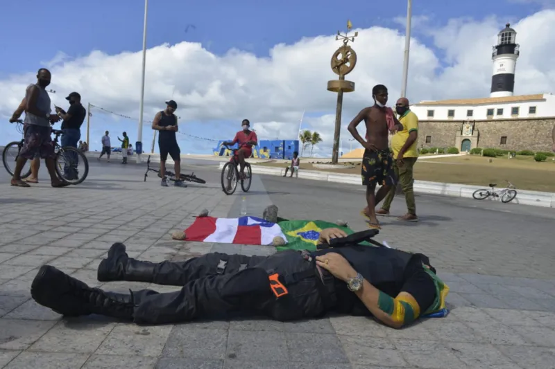 Comerciantes e policiais realizam protesto na Barra contra morte de PM