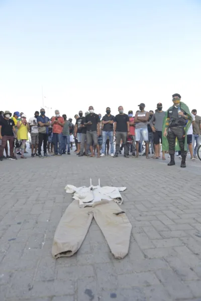 Comerciantes e policiais realizam protesto na Barra contra morte de PM