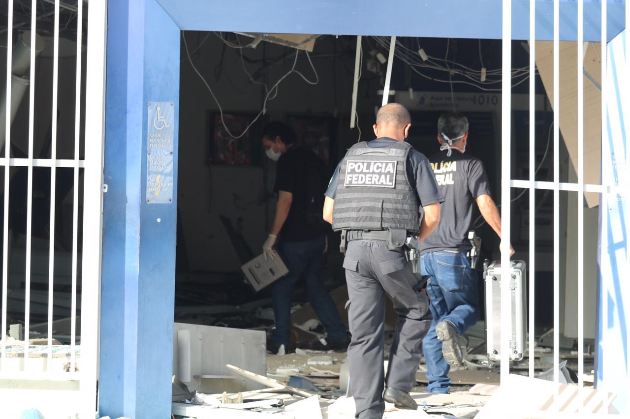 Bandidos explodem agência bancária no bairro de Cajazeiras 10