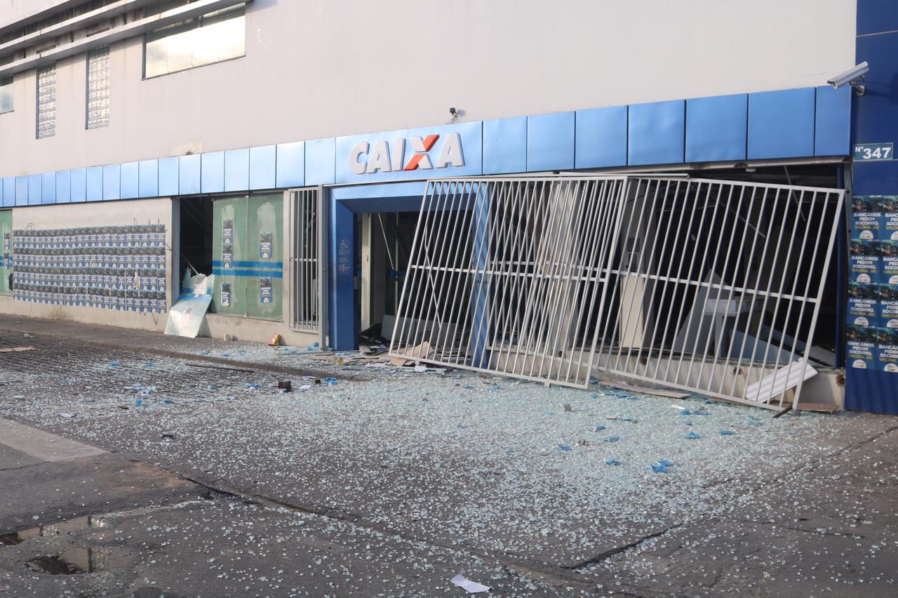 Bandidos explodem agência bancária no bairro de Cajazeiras 10
