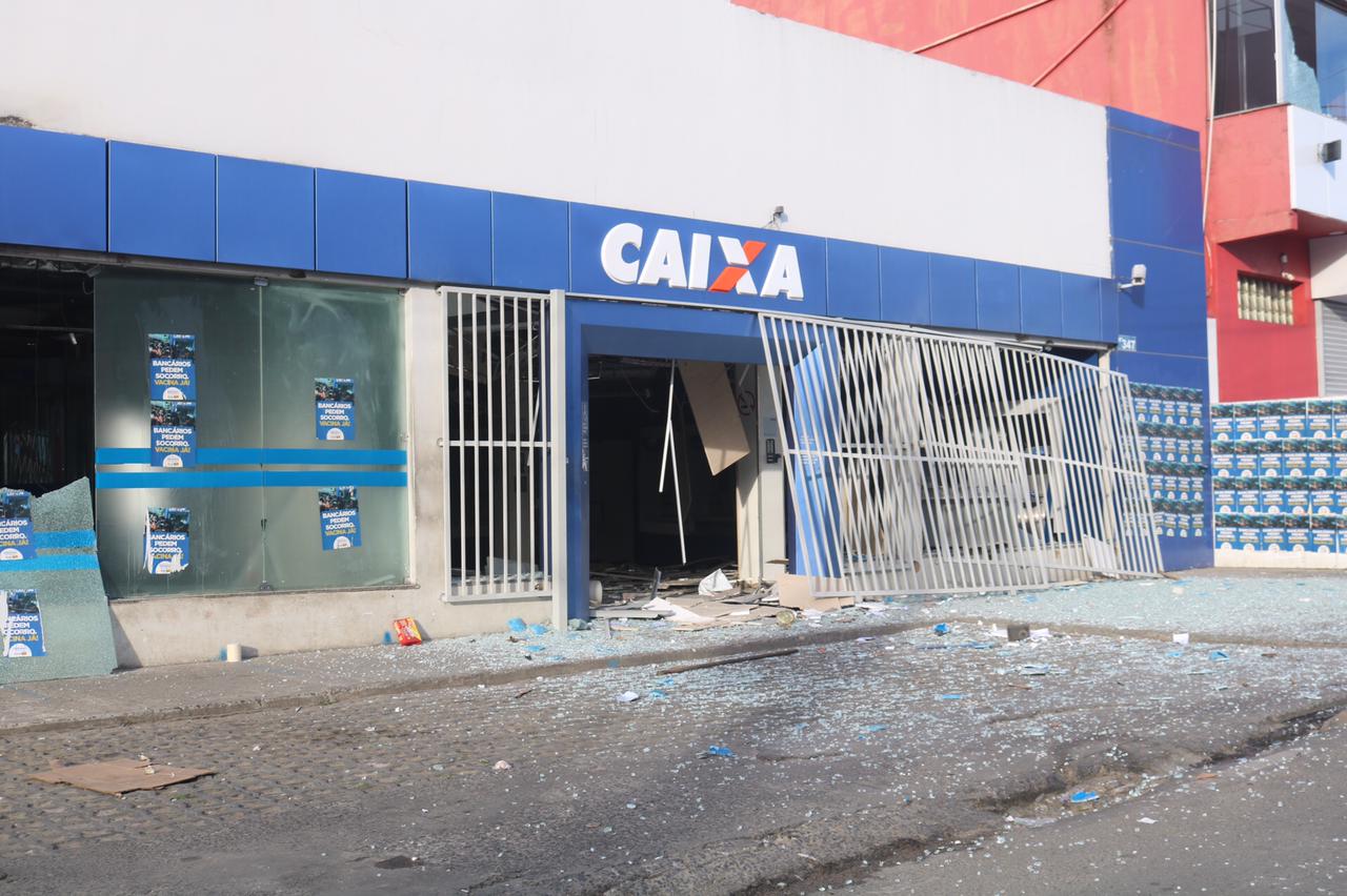 Bandidos explodem agência bancária no bairro de Cajazeiras 10