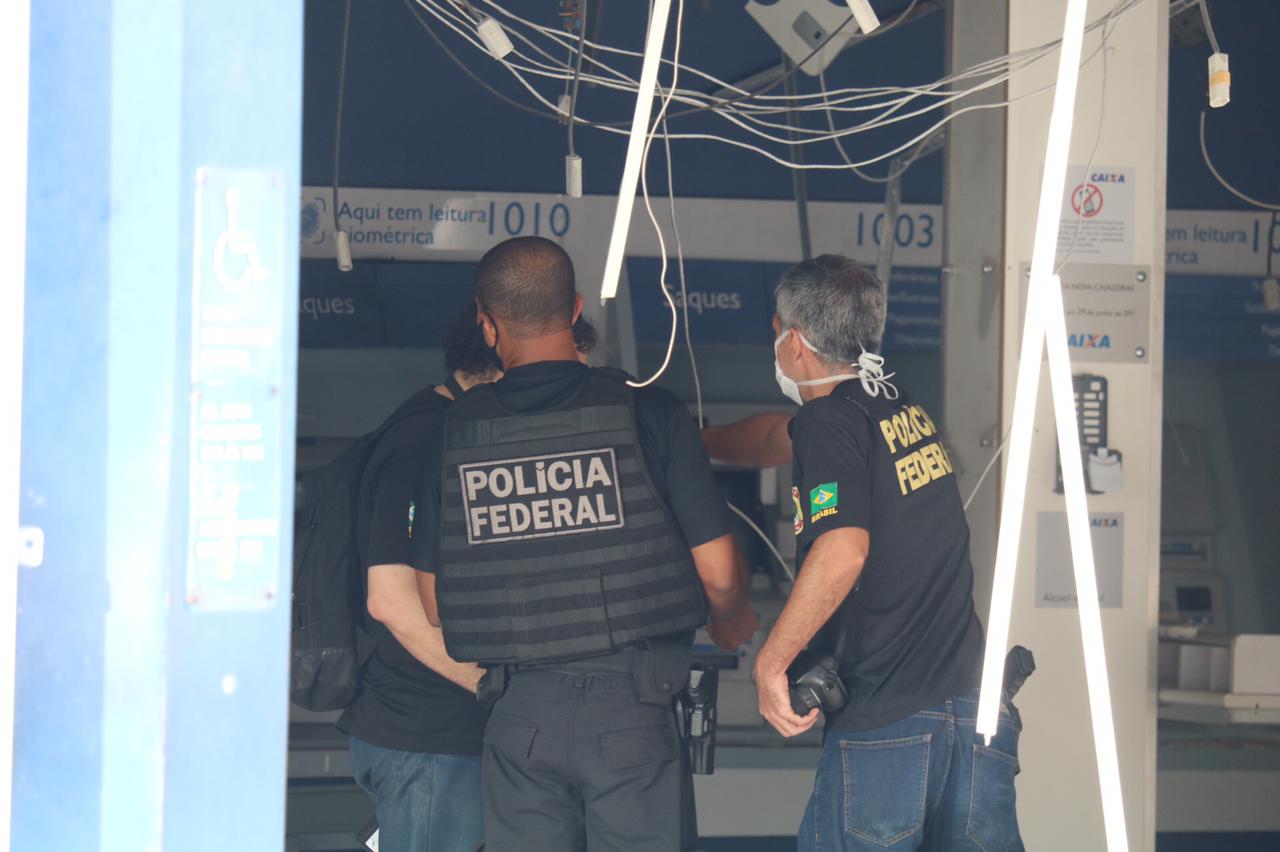Bandidos explodem agência bancária no bairro de Cajazeiras 10