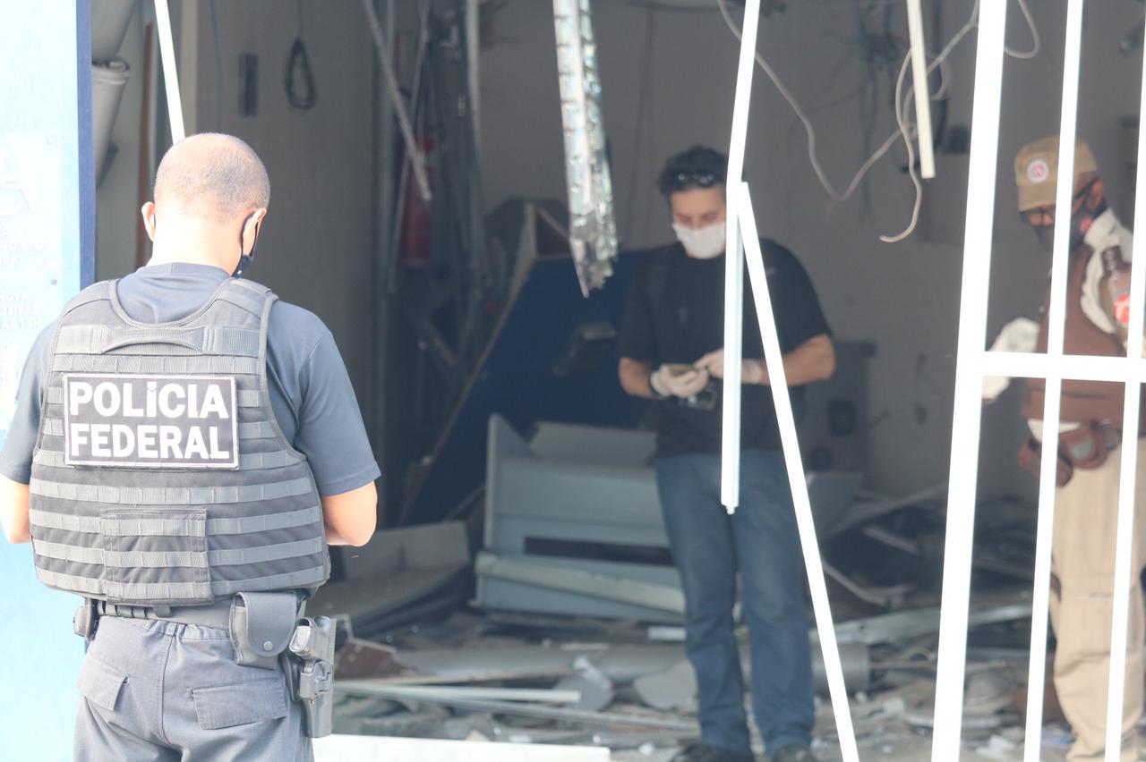 Bandidos explodem agência bancária no bairro de Cajazeiras 10