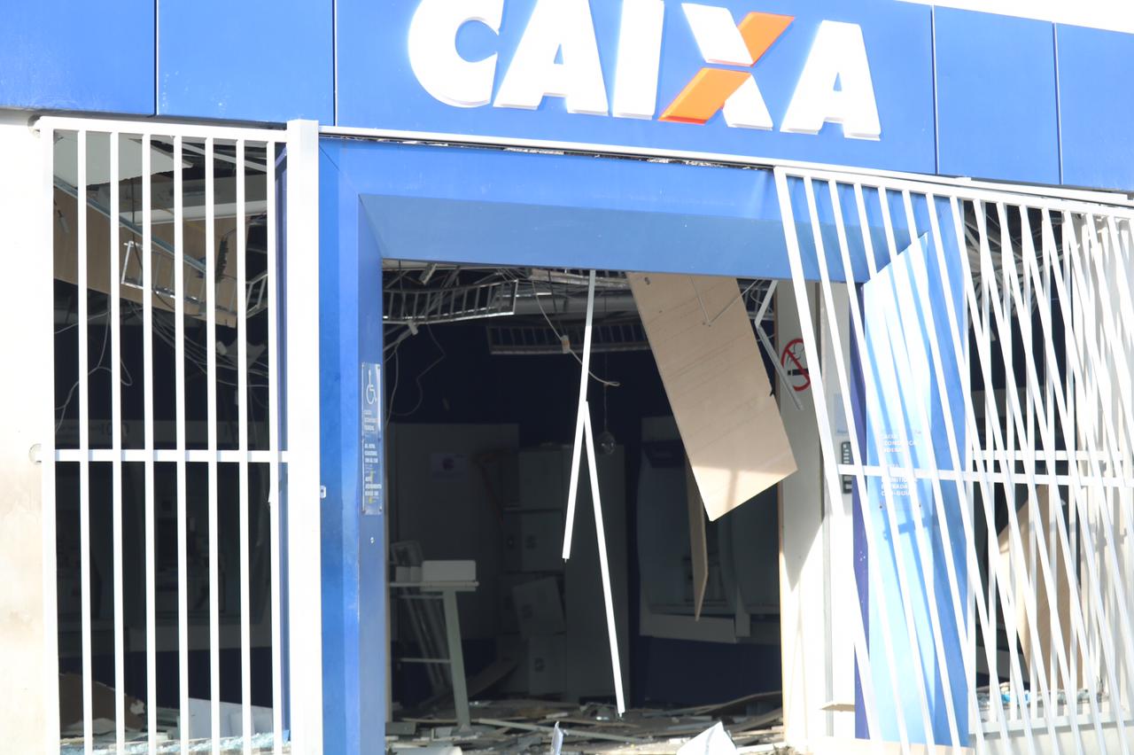 Bandidos explodem agência bancária no bairro de Cajazeiras 10