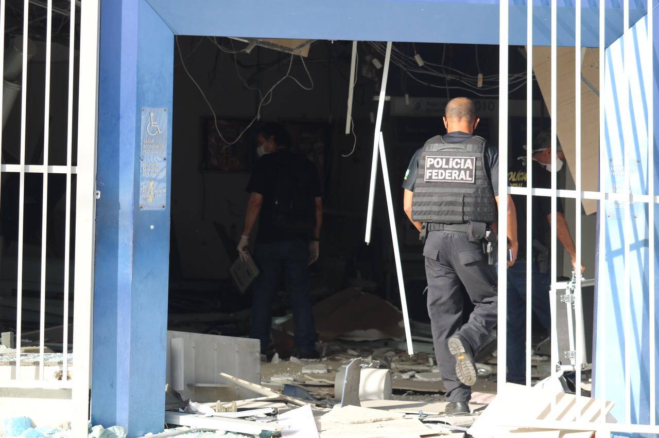 Bandidos explodem agência bancária no bairro de Cajazeiras 10