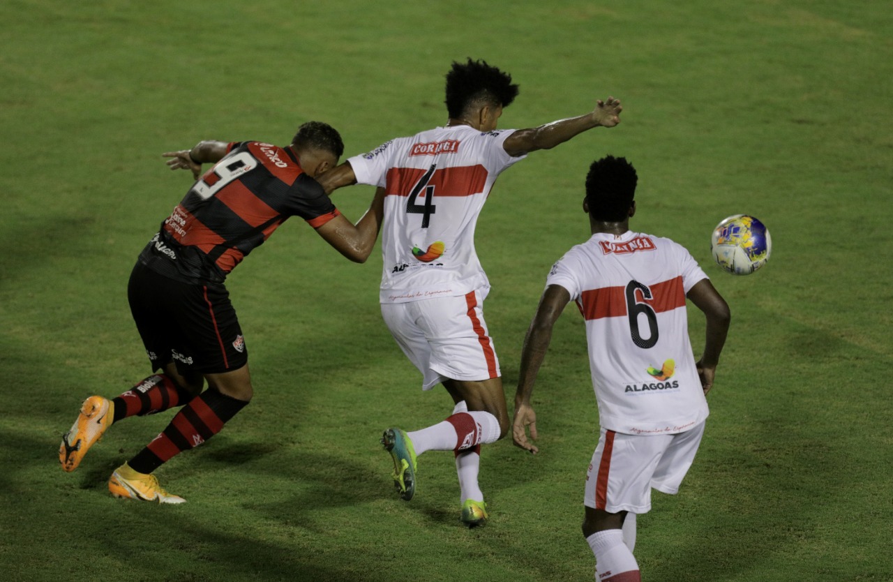 Vitória tropeça em casa e fica no empate com o CRB pelo Nordestão