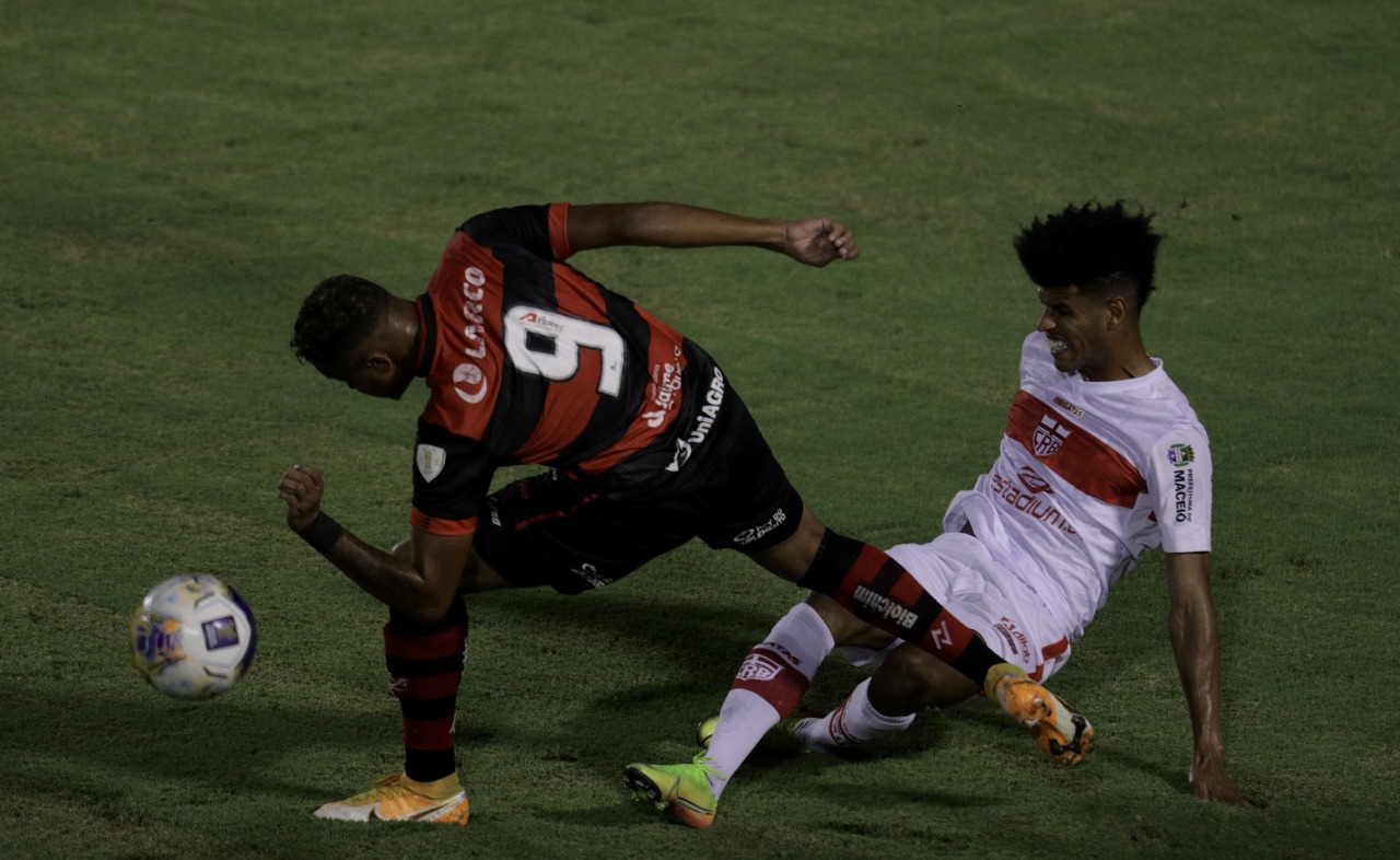 Vitória tropeça em casa e fica no empate com o CRB pelo Nordestão