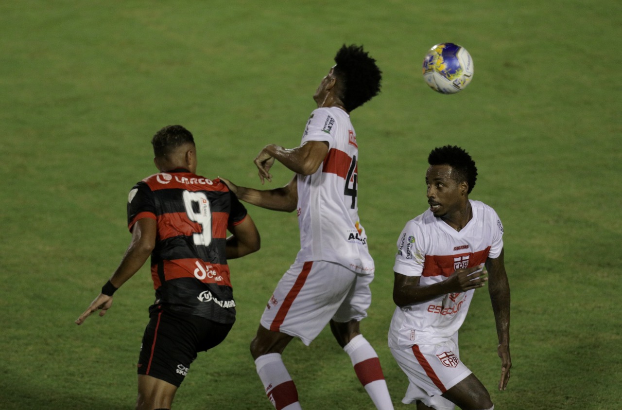 Vitória tropeça em casa e fica no empate com o CRB pelo Nordestão
